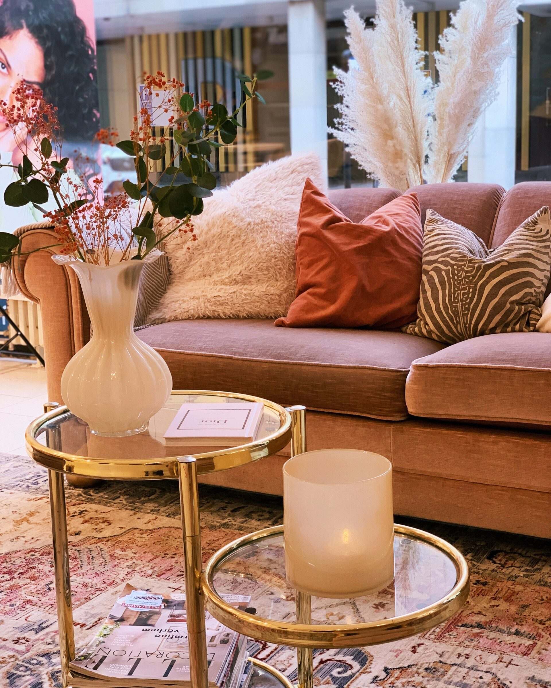 Lyxig salonginredning med sammetsoffa och gulddetaljer - Hair Studio